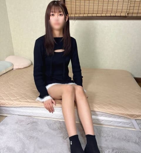【完全业余&首次拍摄】18岁女大学生，拥有美腿和翘臀♡ 她天真羞涩的反应令人无法抗拒♡ 被意外的体内射精弄得不知所措…… FC2-PPV-4865843